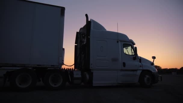 塞米卡车进入其他卡车停放的夜间停放空间 大范围拍摄 高质量的4K镜头 — 图库视频影像