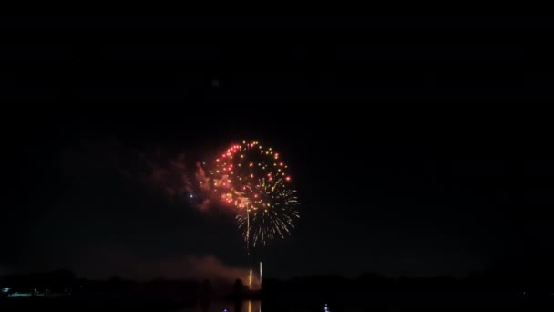 Széles Felvételek Tűzijátékokról Éjszakai Égbolton Július Vagy Szilveszterkor Lassított Felvétel — Stock videók