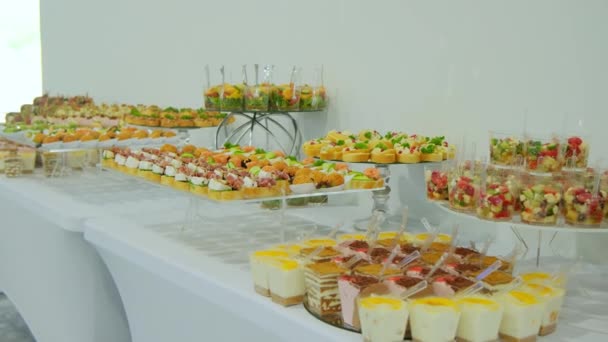 Mesa Blanca Banquete Con Aperitivos Catering Restaurante Mueve Cámara Imágenes — Vídeo de stock