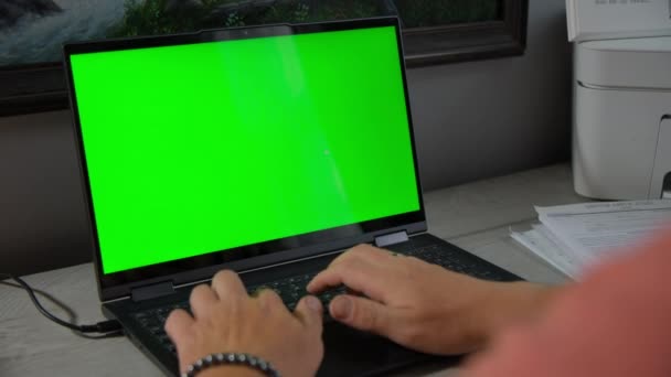 Zbliżenie Anonimowy Człowiek Ogląda Makietę Laptopa Domu Widok Tyłu Tak — Wideo stockowe