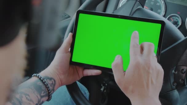 Motorista Caminhão Segura Tablet Com Uma Tela Verde Suas Mãos — Vídeo de Stock