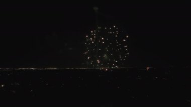 Geniş Drone görüşü. Gece gökyüzünde havai fişekler 4 Temmuz ya da yeni yıl kutlamaları için uygun. Yüksek kalite 4k görüntü