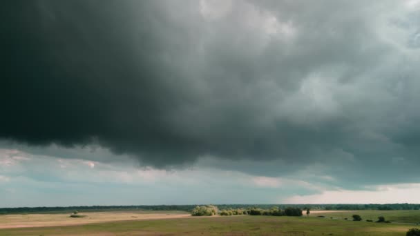 很宽的镜头暴雨和雷电在郊区上空形成的乌云在阴郁的天空中形成 是的高质量的4K镜头 — 图库视频影像