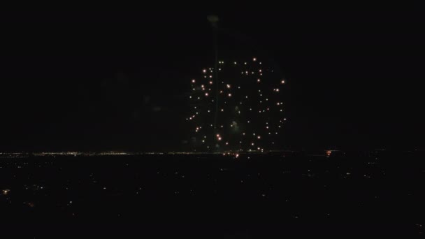 开阔的无人机视野适合7月4日或新年庆祝活动的烟火在夜空中燃放 高质量的4K镜头 — 图库视频影像