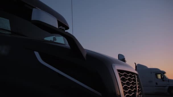 Semi Caminhão Para Espaço Estacionamento Durante Noite Onde Outros Caminhões — Vídeo de Stock
