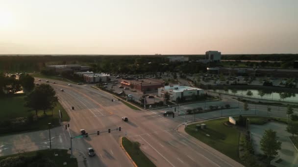 日没時にハイウェイで運転する車やトラックの空中撮影 高品質の4K映像 — ストック動画