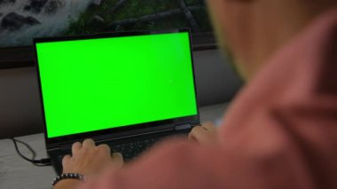 Anonim bir adamın evde dizüstü bilgisayar izlerken çekilmiş yakın çekim görüntüleri. - Evet. Yüksek kalite 4k görüntü