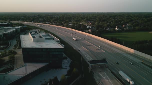 Larg Aerial Shot Mașini Camioane Conducerea Autostradă Înregistrare Înaltă Calitate — Videoclip de stoc