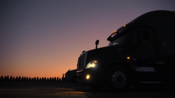 Semi Truck Noční Parkovací Místo Kde Stojí Jiné Nákladní Automobily — Stock video