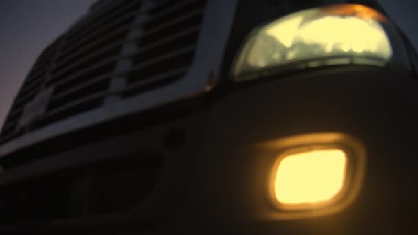 Embaçado Semi Caminhão Para Espaço Estacionamento Durante Noite Onde Outros — Vídeo de Stock