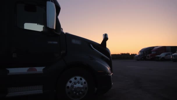 塞米卡车进入其他卡车停放的夜间停放空间 宽的胎面 高质量的4K镜头 — 图库视频影像
