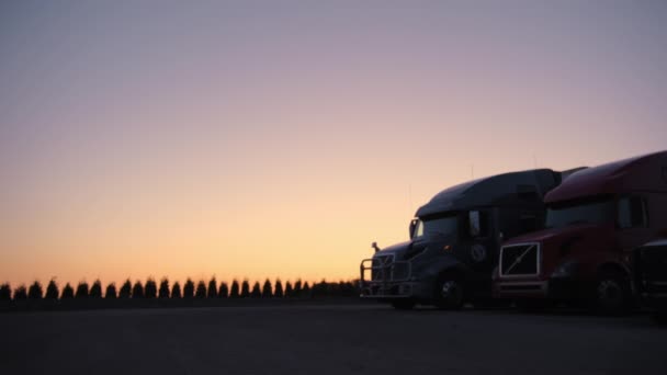 Amplias Imágenes Semi Truck Espacio Estacionamiento Durante Noche Donde Otros — Vídeo de stock