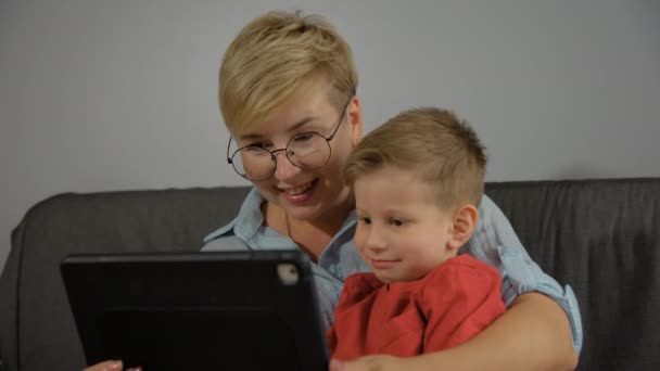 Mutlu Anne Oğluyla Tablet Kullanıyor Video Oyunu Oynuyor Tablet Bilgisayarında — Stok video