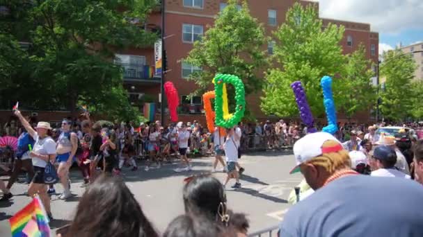 Gente Marcha Apoyo Del Desfile Del Orgullo Multitudes Masivas Personas — Vídeos de Stock