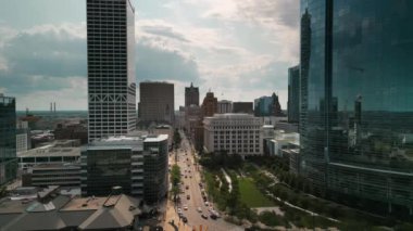 Milwaukee şehir merkezi, Michigan göl kıyısı. Milwaukee, Wisconsin, ABD. Hava görüntüsü. Yüksek kalite 4k görüntü
