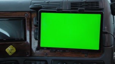Yakın çekim. Kamyonetteki sürücü elinde yeşil ekran olan bir tablet tutuyor. - Evet. Yüksek kalite 4k görüntü