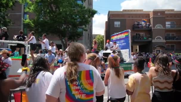 Acercamiento Multitudes Masivas Personas Desfile Del Orgullo Chicago Estados Unidos — Vídeos de Stock