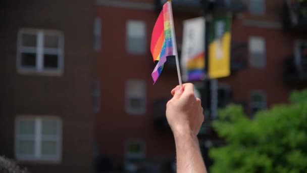 Hand Håller Flaggan Symbol För Lgtbq Vid Stolthet Parad Chicago — Stockvideo