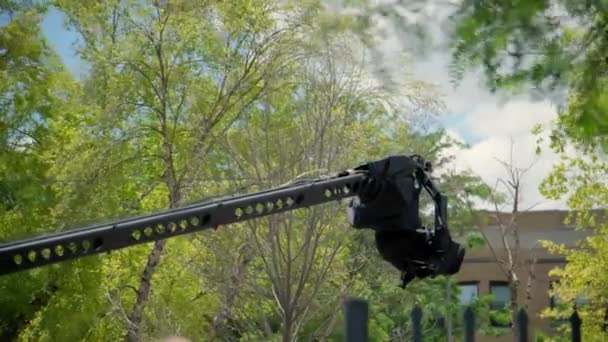 プロの映画制作 高カメラクレーンのカメラマン 制作スタッフの撮影 閉じる 高品質の4K映像 — ストック動画