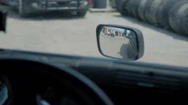 Kamyon şoförü varış yerine kargo kamyonu ile gider. Yakın çekim. Yüksek kalite 4k görüntü