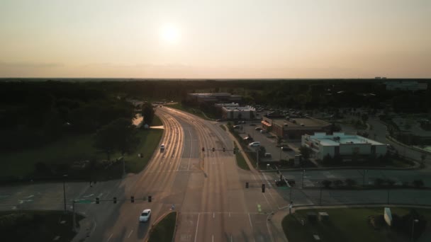 Aerial Shot Cars Jízda Dálnici Při Západu Slunce Vysoce Kvalitní — Stock video