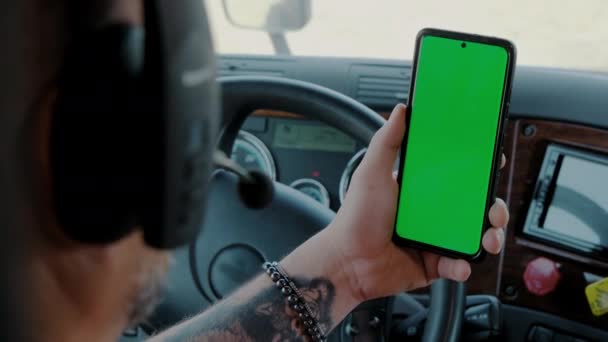 Föraren Lastbilen Håller Telefon Med Grön Skärm Händerna Bakifrån Närbild — Stockvideo