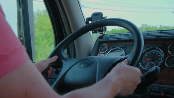 Vrachtwagenchauffeur Rijdt Naar Bestemming Vrachtwagen Man Rijdt Vrachtwagen Weg Zonnige — Stockvideo