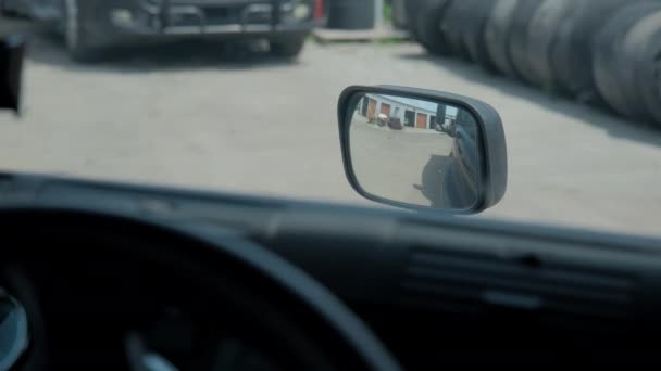 Vrachtwagenchauffeur Rijdt Naar Bestemming Vrachtwagen Dichtbij Schot Hoge Kwaliteit Beeldmateriaal — Stockvideo