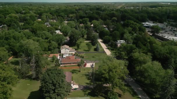 从空中俯瞰城市附近五彩缤纷的树木 住宅和庭院 房地产枪击案宽镜头 高质量的4K镜头 — 图库视频影像