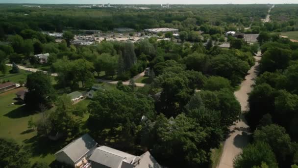 从空中俯瞰城市附近五彩缤纷的树木 住宅和庭院 房地产拍摄镜头 高质量的4K镜头 — 图库视频影像