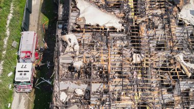  Yangından sonra hasar gören dairenin çatısının yukarıdaki görüntüsü. Fotoğrafın üstünde geniş. Yüksek kalite fotoğraf