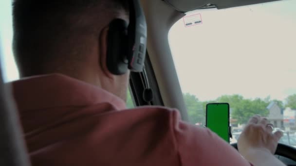Vista Trasera Del Conductor Camión Sostiene Teléfono Con Una Pantalla — Vídeos de Stock