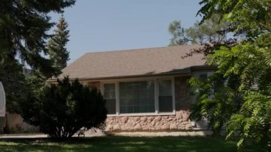 Tipik modern tasarıma sahip orta sınıf banliyö Amerikan evinin elementleri. Yüksek kalite 4k görüntü