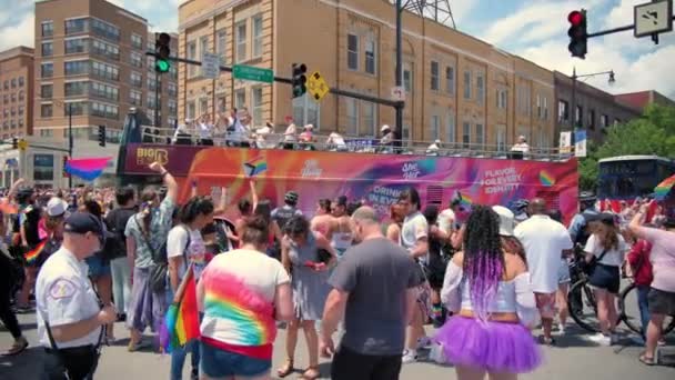 Парад Гордості Широкий Постріл Величезний Натовп Людей Параді Гордості Чикаго — стокове відео
