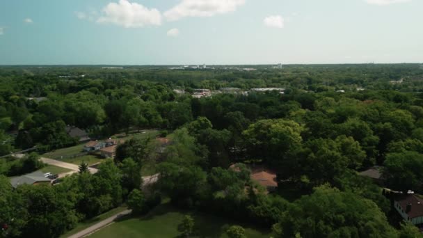 从空中俯瞰城市附近五彩缤纷的树木 住宅和庭院 房地产拍摄镜头 高质量的4K镜头 — 图库视频影像
