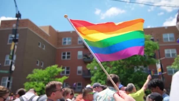 Trotse Vlag Pride Parade Een Menigte Mensen Een Trotse Parade — Stockvideo