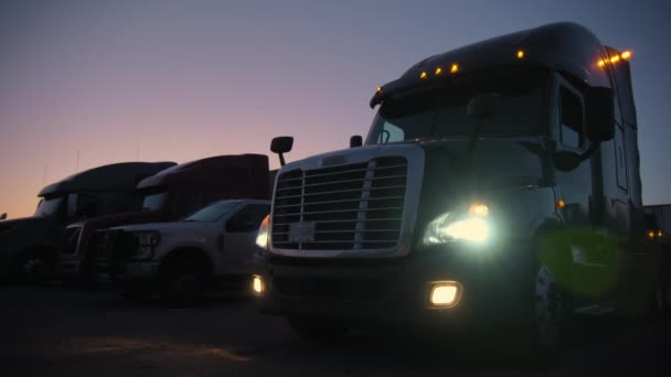 Semi Camion Nel Parcheggio Notturno Cui Sono Piedi Altri Camion — Video Stock