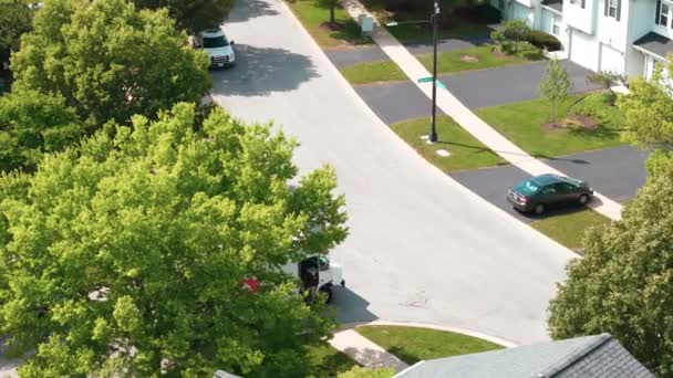 Fedex Beyaz Kurye Minibüsünün Hava Görüntüsü Banliyödeki Varış Yerlerine Posta — Stok video