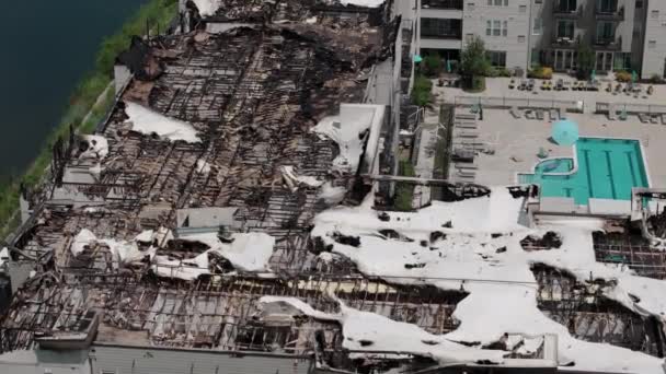 Telhado Apartamento Danificado Depois Queimado Pelo Fogo Disparo Drone Imagens — Vídeo de Stock