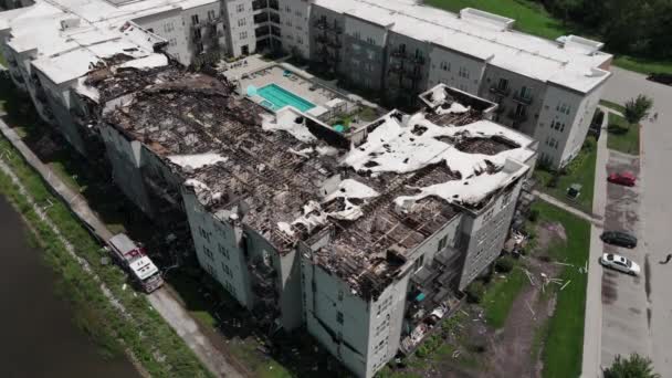 Dach Einer Wohnung Nach Brand Beschädigt Weitschuss Hochwertiges Filmmaterial — Stockvideo
