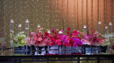 Lüks Restoran ziyafet masası, sofra takımı ve gümüş sofra takımı servis edildi. Kamera görüntüsünü değiştir. Kapatın. Yüksek kalite 4k görüntü