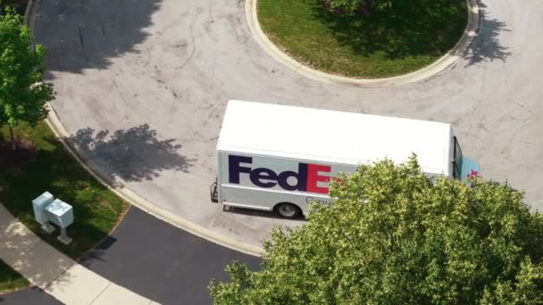 Fedex Beyaz Kurye Minibüsünün Insansız Hava Aracı Görüntüsü Varış Yerlerine — Stok video