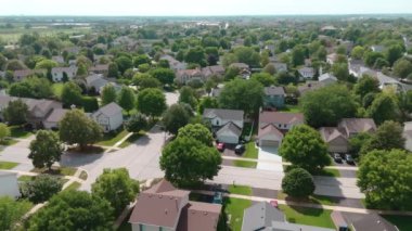 Ağaçların, yerleşim yerlerinin ve şehrin yakınlarındaki avluların havadan çekilmiş görüntüleri. Gayrimenkul işi. Yüksek kalite 4k görüntü