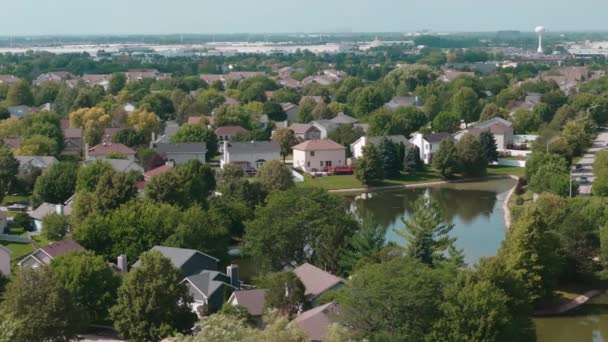 都市の近くの木や住宅やヤードの空中撮影の上 不動産ショット 高品質の4K映像 — ストック動画