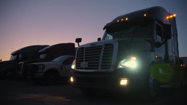 Semi Camion Dans Espace Stationnement Nuit Autres Camions Sont Debout — Video