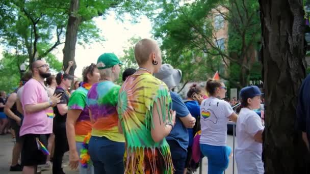Shot People Está Mirando Desfile Del Orgullo Cámara Lenta Chicago — Vídeos de Stock