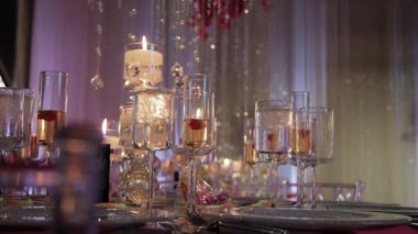 Sofra takımları ve çatal bıçaklarla servis edilen lüks ziyafet masasının yakın plan çekimi. Kamerayı çek. Yüksek kalite 4k görüntü