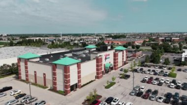 Küçük bir kasabada XSports fitness kompleksi. Geniş hava görüntüsü. Naperville lL 'de. ABD 17 Nisan 2023. Yüksek kalite 4k görüntü