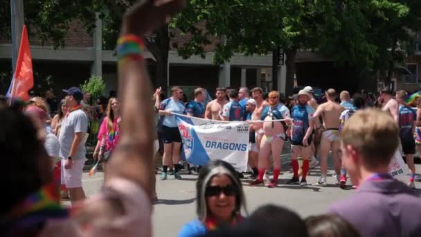 Vista Gente Desfile Del Orgullo Disparo Cámara Lenta Chicago Estados — Vídeos de Stock