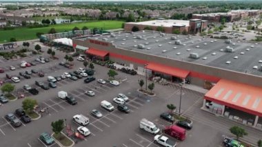 Naperville, IL, ABD - 28 Haziran 2023: Havadan geniş İHA görüntüleri Home Depot. Yüksek kalite 4k görüntü